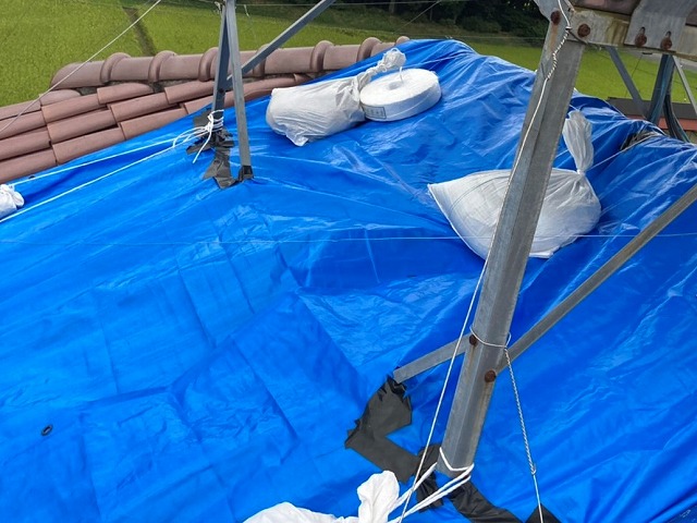 太陽熱温水器の下に施したブルーシート養生