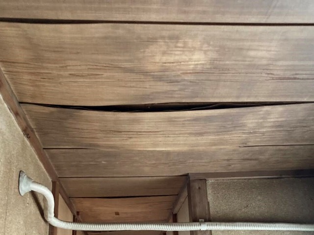 廊下の天井への雨漏り被害