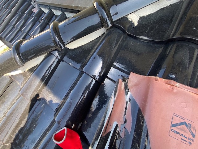 黒基調の洋瓦屋根