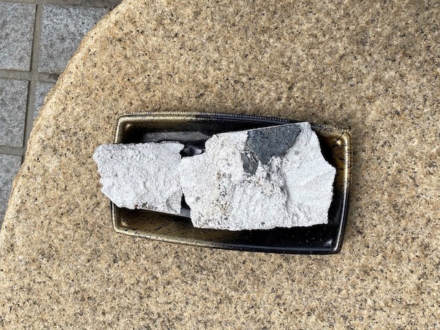 脱落していた漆喰がトレーに載せてある