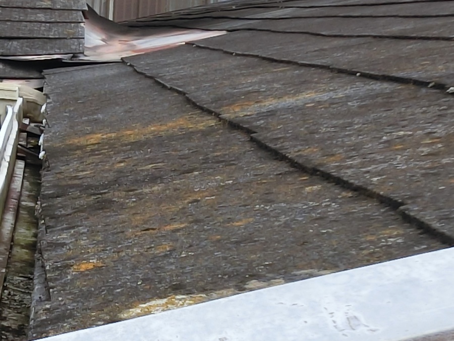 スレート屋根材に赤カビが生えているひたちなか市内の頑張屋根
