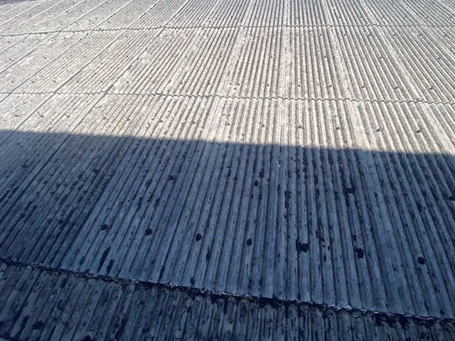 経年したグレーの小波スレート屋根