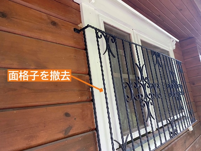 ログハウス壁面塗装前に面格子撤去
