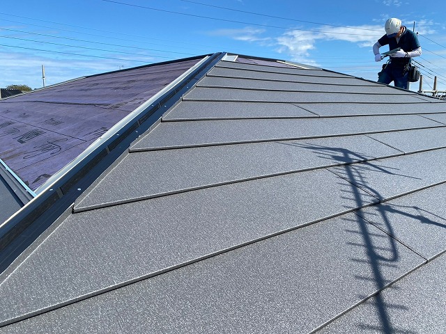 金属屋根でのカバー工事を行う職人