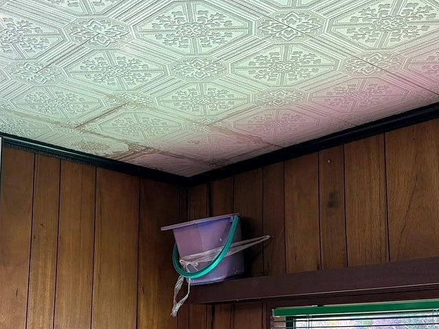 雨水が漏れるところに受け皿を用意する