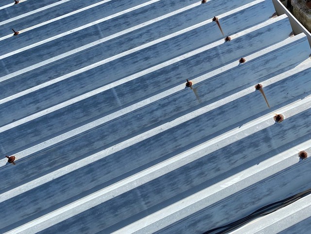 ひたちなか市商業テナントの金属折板屋根