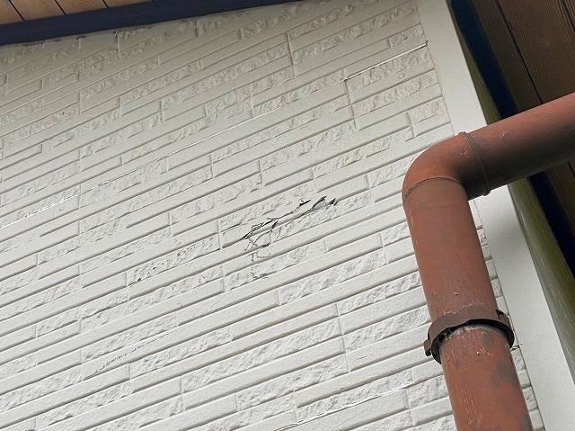 ドローンが衝突して損傷を受けた外壁