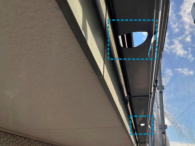 数箇所穴が空いた2階の軒樋