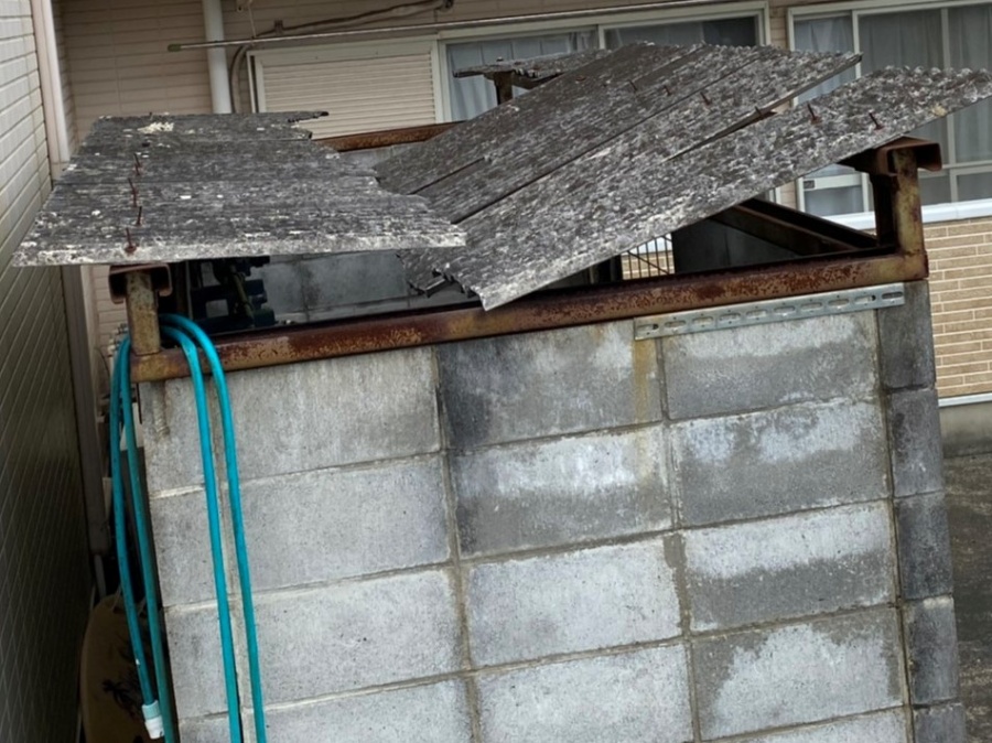 横から見た破損した大波スレートは真っ二つに割れている