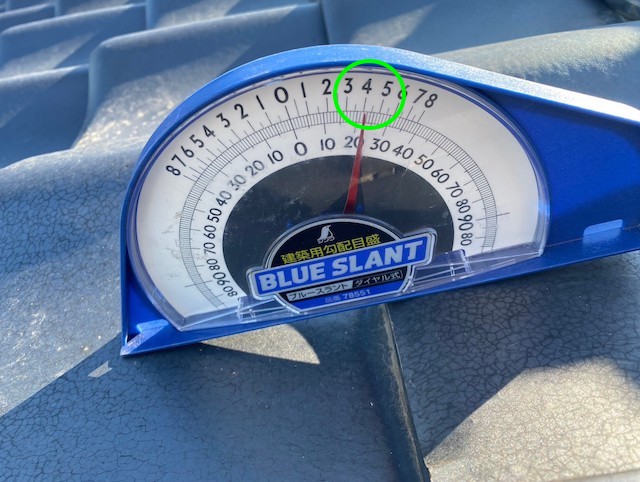 4寸勾配を指している屋根勾配計