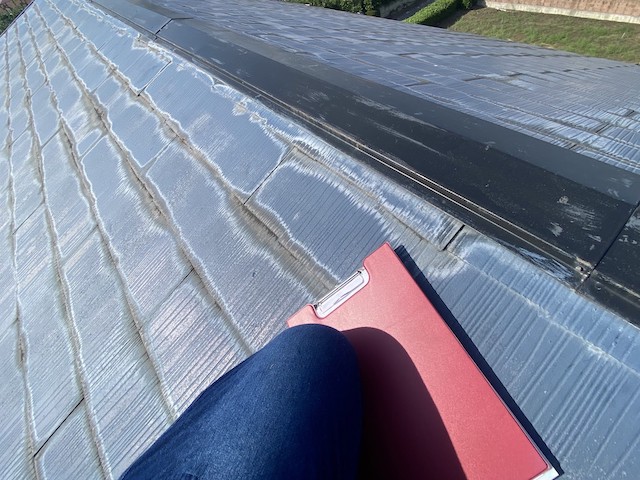 屋根の登頂部で調査の準備