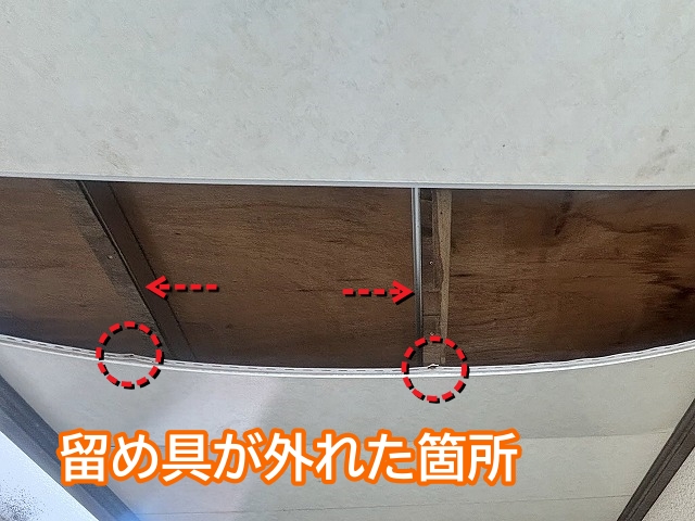 木下地が弱り軒天材を留めるビスが外れた箇所
