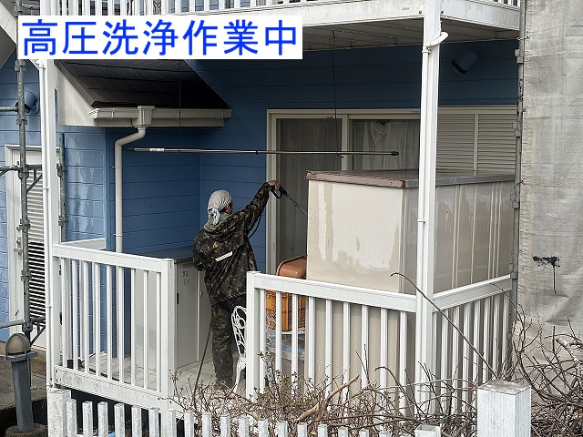 高圧洗浄中の塗装前の外壁