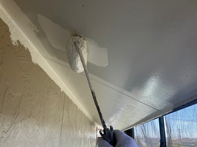 軒天井を塗装している職人