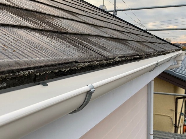 白のアイアン軒樋で施工が完了したひたちなか市の現場雨樋