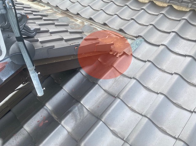 雨漏りのリスクが高い段違い屋根の境目