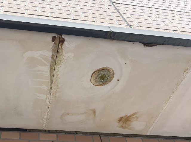 色濃く雨染みのあるベランダ下の軒天