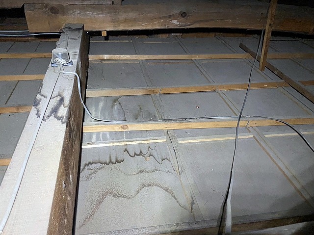 天井裏に発生した雨染み