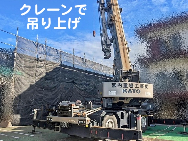 神栖市　経年工場屋根のカバー工事　材料荷上げ作業の写真