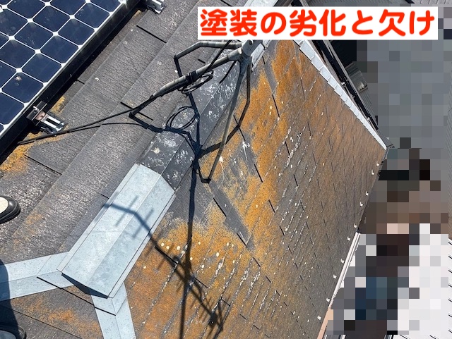 日立市　太陽光付きスレート屋根　塗装が劣化した屋根の写真