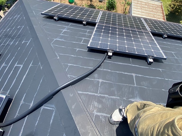 カラーベストの先端部の塗膜が剥離してきており、白くなっている