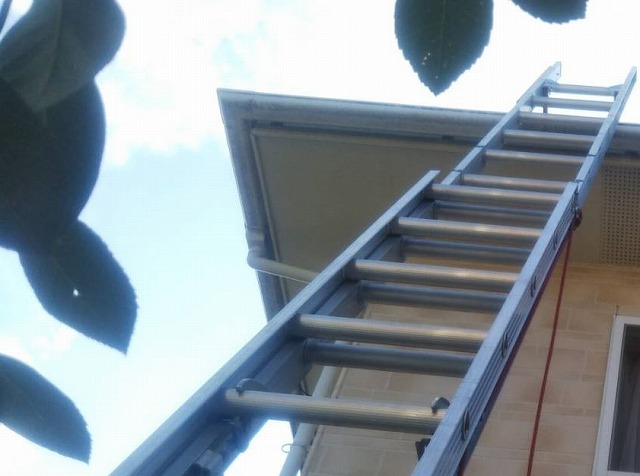 二連梯子を二階の軒先にかける