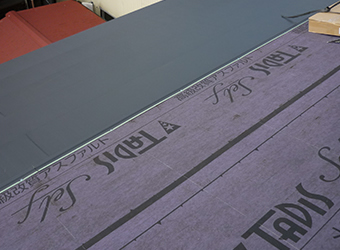 防水シートと軽量のガルバリウム鋼板の重ね葺きは重量も大丈夫