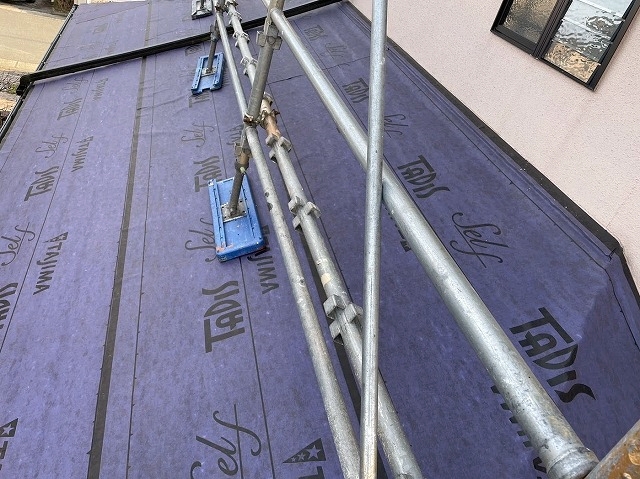 下屋根のルーフィング施工完了