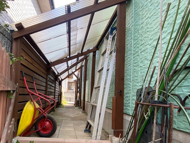 DIYで作られた波板屋根の風景