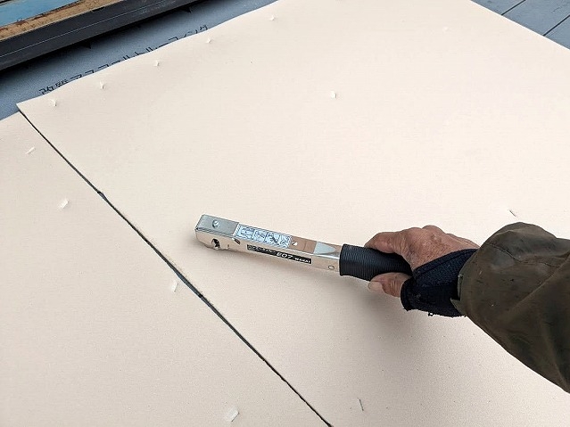 専用のタッカーを用いて隙間なくぺフを取り付ける