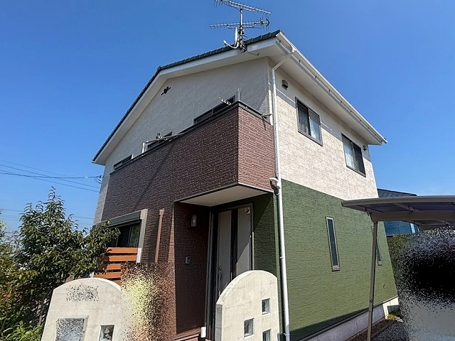 1階2階ベランダの3色に塗り分けた那珂市の住宅の外壁