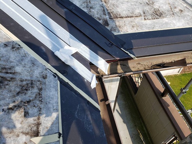 唐草と谷板金をしっかりと接着して雨仕舞