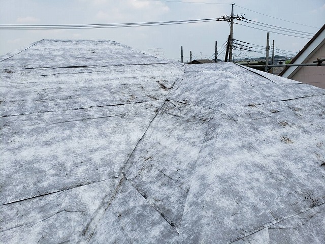 雪山のように見える防水シートを貼り終えた結城市内の屋根