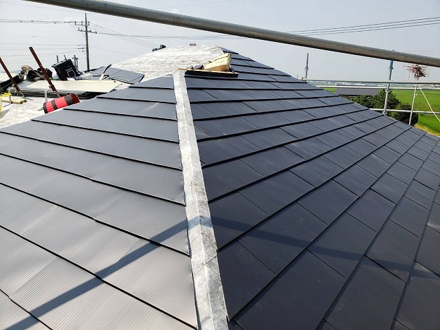 屋根半分にガルバリウムカバーを行った結城市内の現場屋根