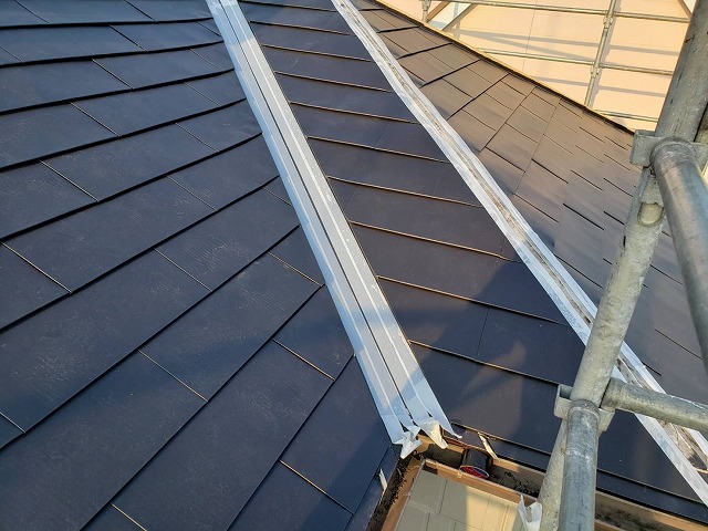 定尺金属横葺きを施している結城市の屋根