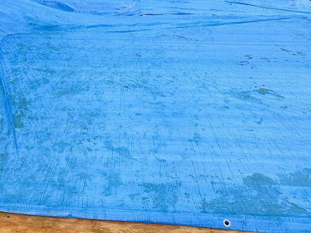 葺き替え中の急な雨にもブルーシートで対処