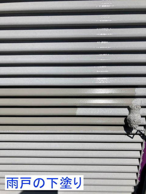 雨戸の下塗り作業
