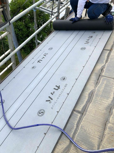 屋根カバー工事は既存スレート屋根に防水シート貼り