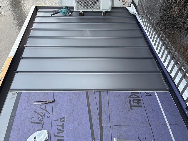 粘着式防水紙の上にガルバリウム鋼板屋根を施工