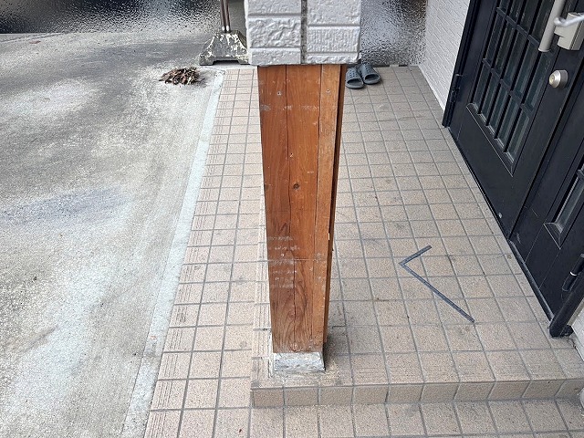 後方に添え木をして叩き少しずつ元に位置に戻された玄関柱
