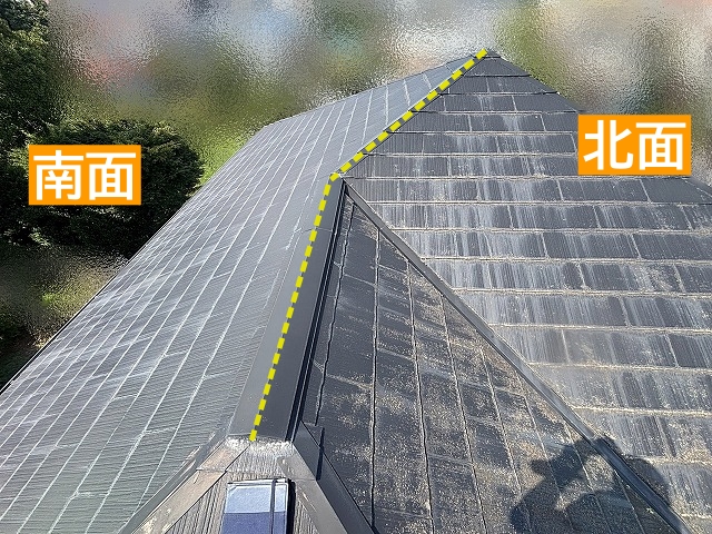 棟を境に色あせた南面とカビが繁殖した北面とコンディションが異なるスレート屋根