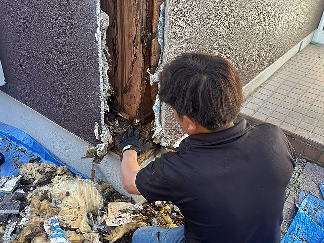 サンダーで切り込みを入れ少しずつモルタル外壁を解体