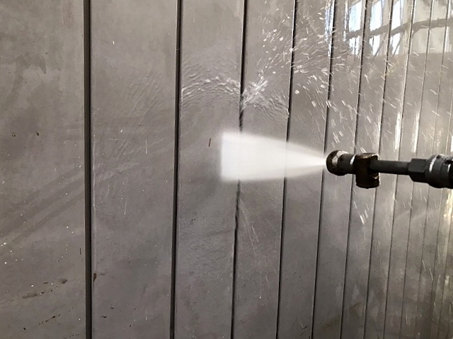 金属サイディング外壁高圧洗浄中