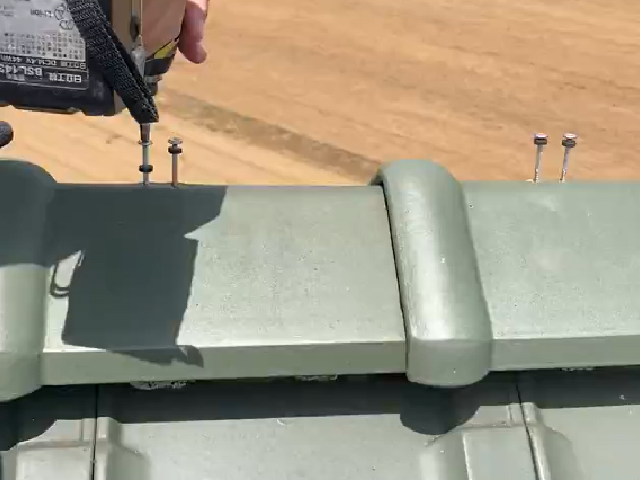 スクリュービスで棟瓦修理