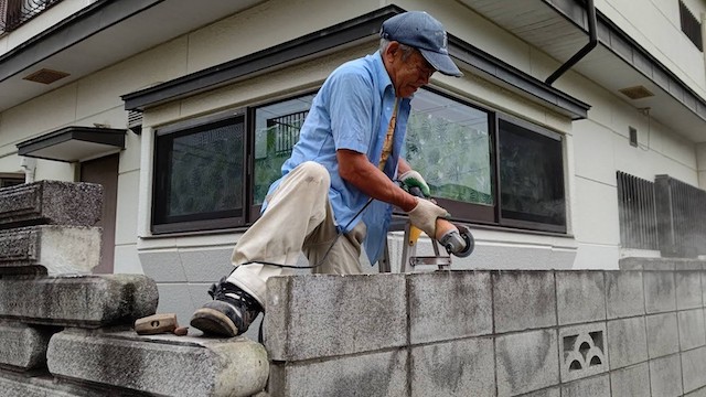 ブロック塀修理古いセメント撤去