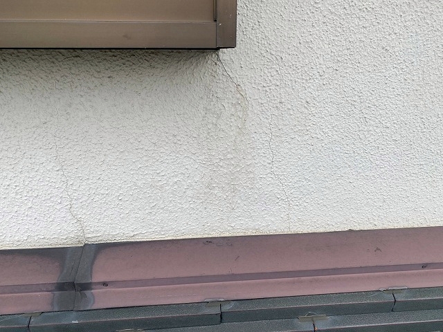 リシン吹付モルタル外壁のひび割れ