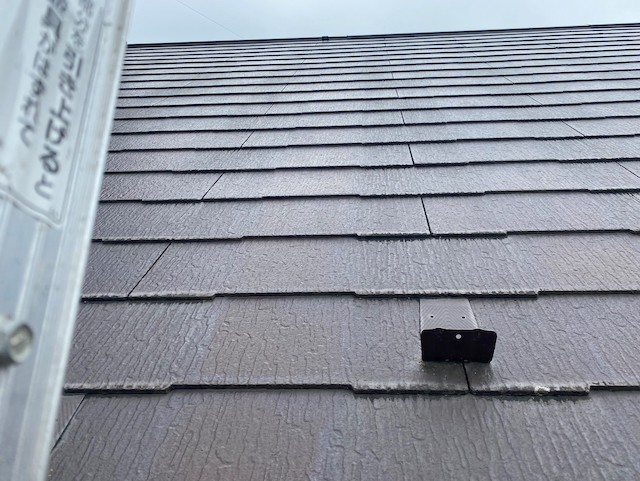 ひび割れた化粧スレート屋根を点検