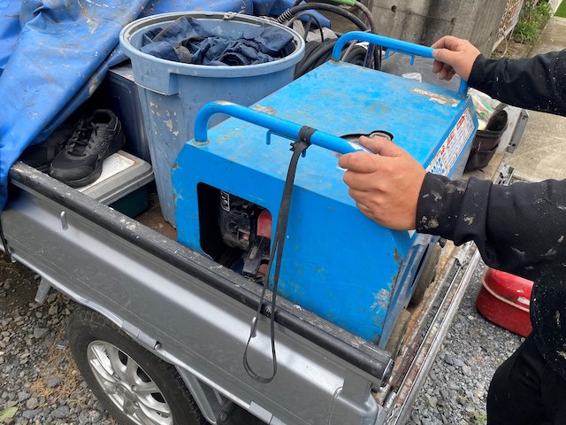 洗浄は業務用の高圧洗浄機を使用