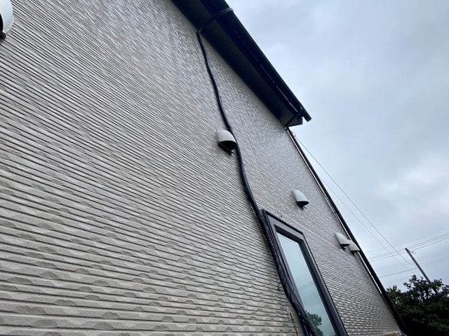 屋根の集熱器と貯湯タンクを結ぶ配線