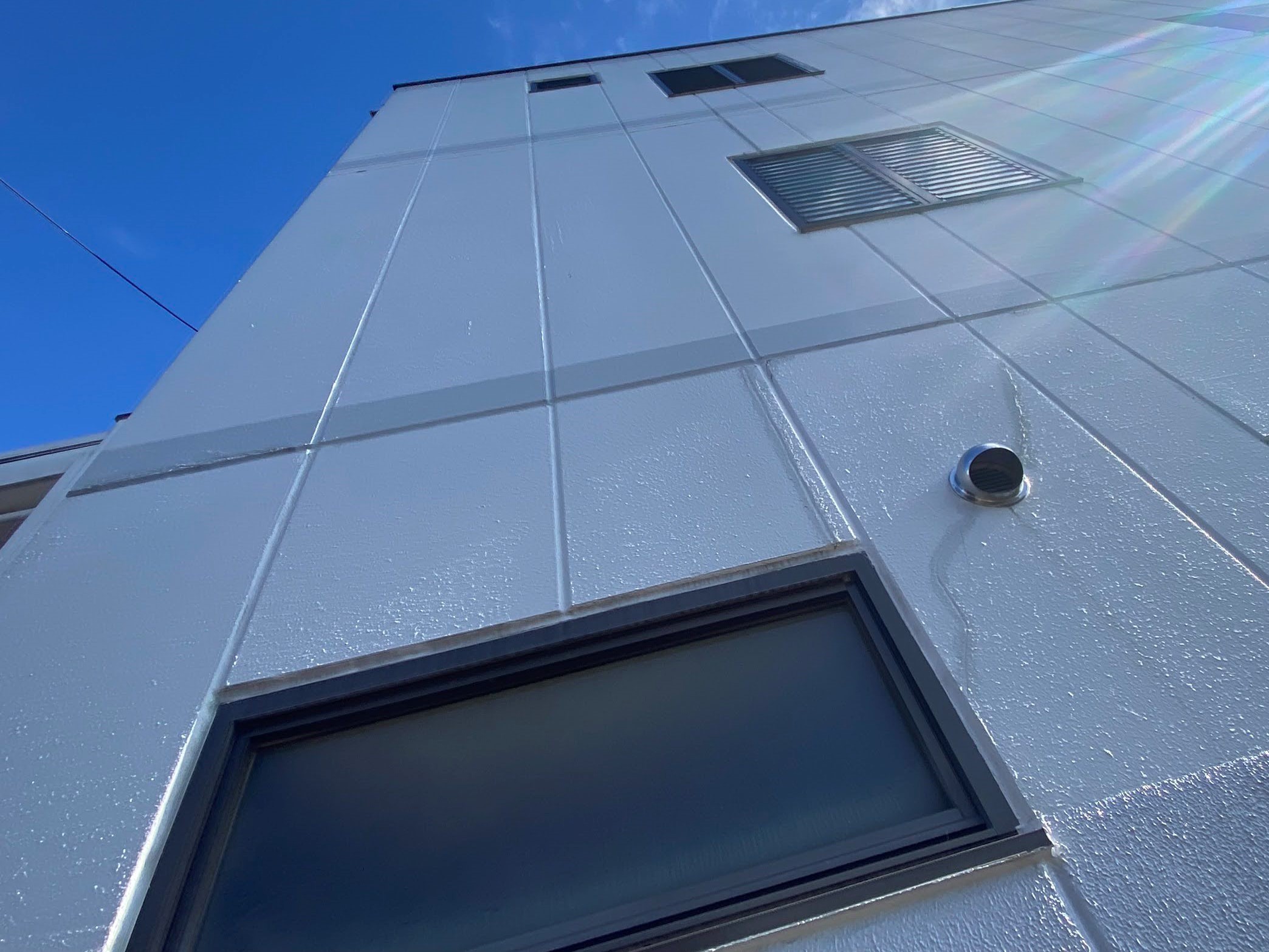 ALC外壁の3階建ビル